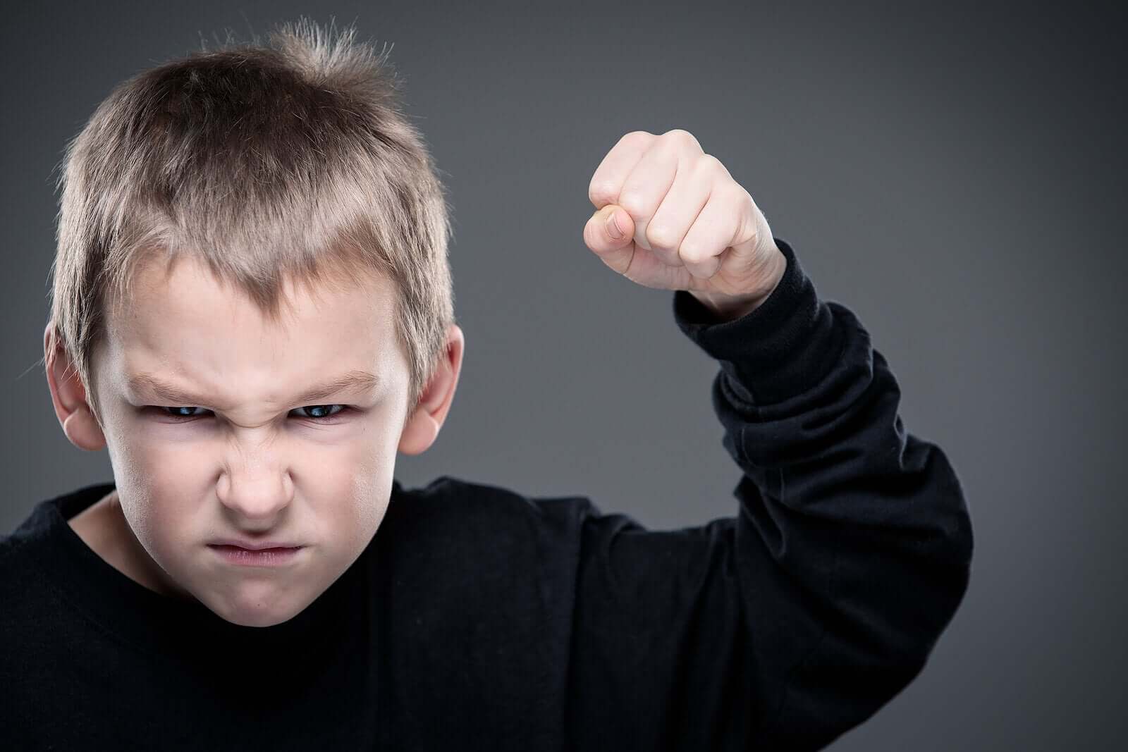 Miksi lapsi muuttuu aggressiiviseksi?