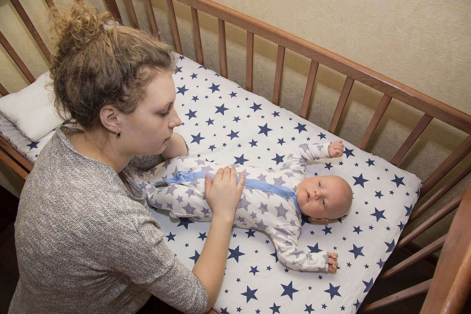 Kuinka nukkua hyvin vauvan ensimmäisten kuuden elinkuukauden aikana