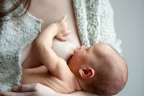 Mitä on ternimaito ja mitä ovat sen hyödyt vauvalle?