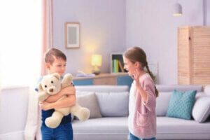 Kokeile näitä menetelmiä, jos sisarukset riitelevät usein