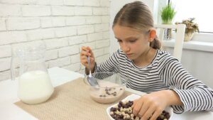 Miksi teini-ikäisen on tärkeää syödä aamiainen?