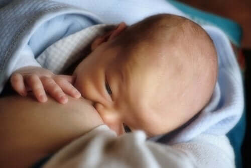 Mitä on ternimaito ja mitä ovat sen hyödyt vauvalle?