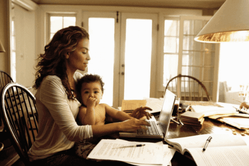 8 vinkkiä vanhemmille, jotka tekevät töitä kotoa käsin