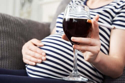 Sikiön alkoholioireyhtymä johtuu äidin raskaudenaikaisesta alkoholin käytöstä