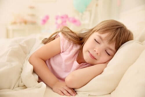 Kuinka paljon unta lapsi tarvitsee?