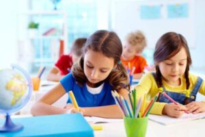 6 keinoa, joilla vanhemmat voivat auttaa lasta opiskelemaan kotona