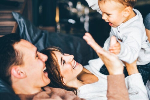 Parista perheeksi: vauvan saapumisen vaikutukset