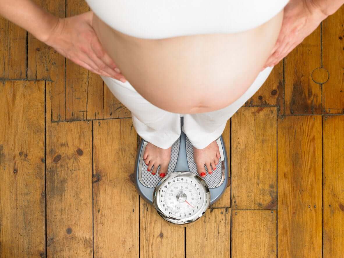 4 vinkkiä raskauden aikaisen närästyksen helpottamiseen