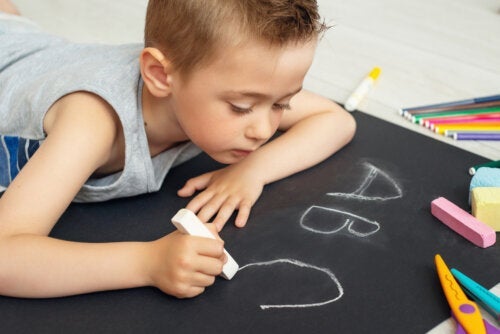 Harjoituksia, joilla opetat lapsesi kirjoittamaan nimensä