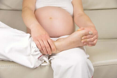 10 tapaa lievittää raskauden aikaista jalkojen turvotusta