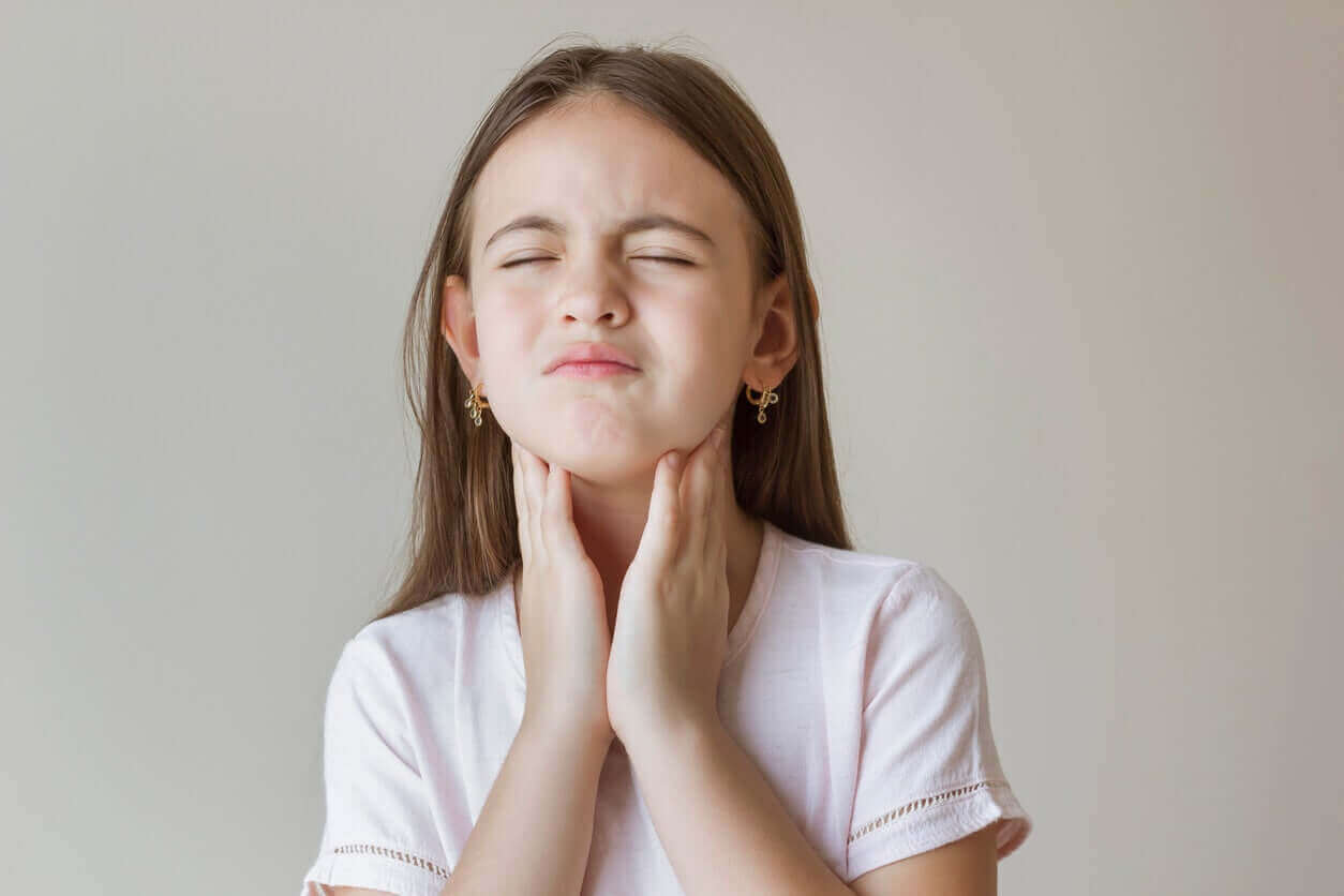 5 keinoa lievittää lapsen kurkkukipua