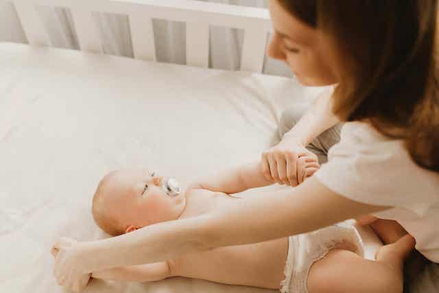 4 harjoitusta, jotka auttavat vauvaa kannattelemaan päätään