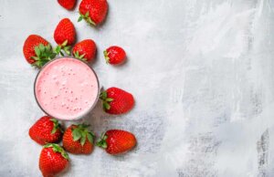 Mansikkasmoothie maistuu perheen pienimmillekin.