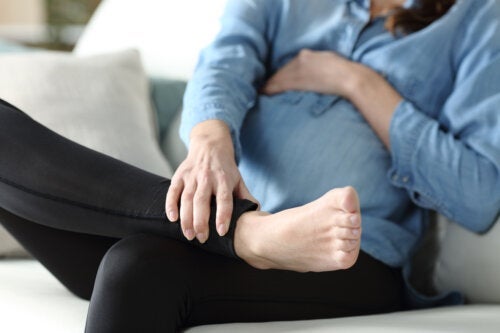 Nilkkojen turvotus raskauden aikana: syyt ja hoito