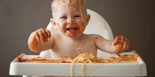 Mitä tehdä, kun vauva heittelee ruokaa?
