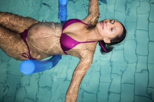 Harjoituksia uima-altaassa raskaana oleville naisille