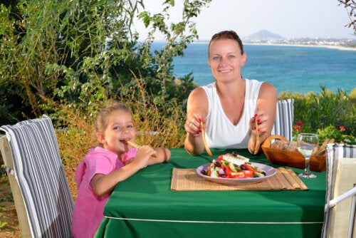 Terveellinen menu rannalle tai uima-altaalle lasten kanssa