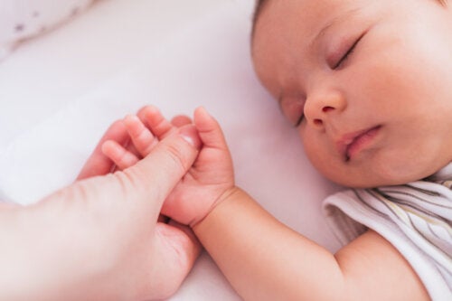 7 vinkkiä, joiden avulla vauva nukkuu paremmin kesällä