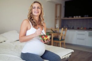 Raskausaikana kannattaa valita tuoreita ruoka-aineita.