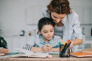 Kuinka auttaa lapsia läksyissä (tekemättä niitä itse)