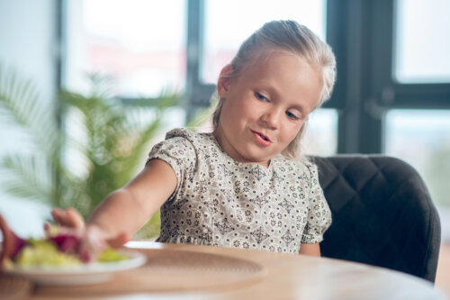 Lapsen nirsoilu ruokapöydässä