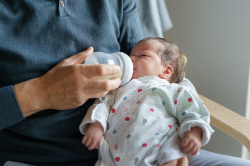 Miksi vauvojen ei tule juoda lehmänmaitoa?