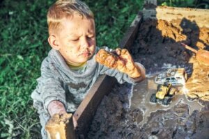 5 syytä, miksi lasten tulisi saada liata itsensä