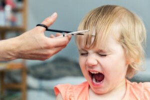 Kuinka auttaa lapsia, jotka pelkäävät hiustenleikkuuta?