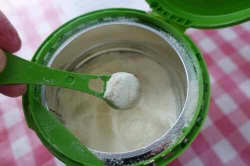 Sisältääkö äidinmaidonkorvike kaikki vauvan tarvitsemat ravintoaineet?