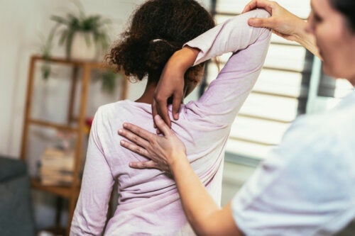 Lasten ja nuorten selkäkipu: oireet, syyt ja hoito