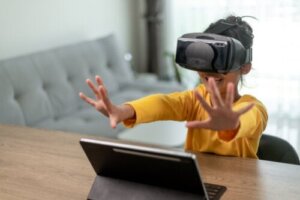 Virtuaalitodellisuuden käyttö ahdistuneiden lasten hoidossa
