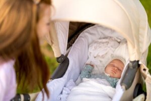 5 vinkkiä auttaaksesi vauvaasi nukkumaan kesällä